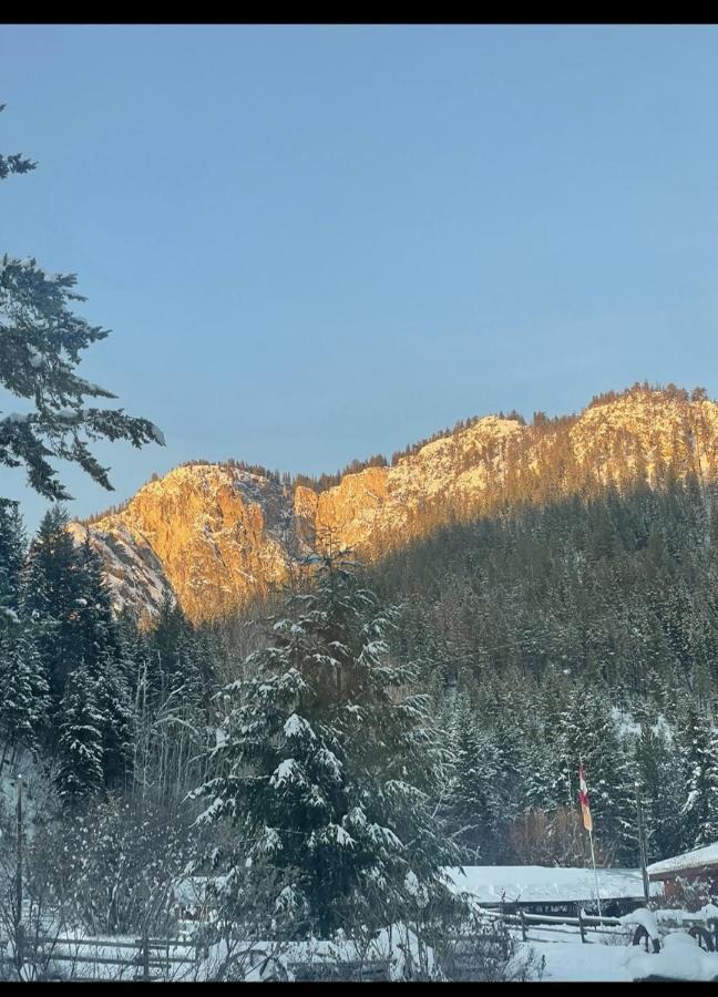 Camels Hump Guest Ranch Lumby Exterior foto